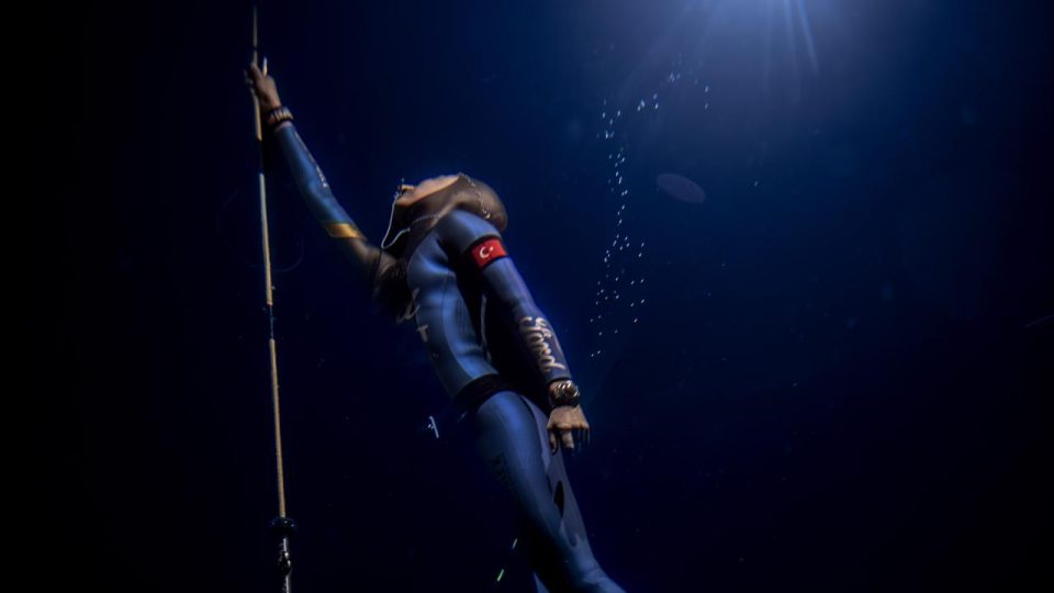 Milli yüzücü Şahika Ercümen Gazze için nefes tuttu, dünya rekoru kırdı